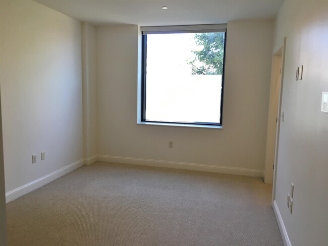 Building Photo - 875 Elm St