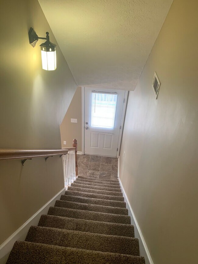 Building Photo - 3 Bedroom in GREAT LOCATION in the Center ...