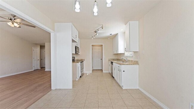 Building Photo - 829 S Liberty Dr