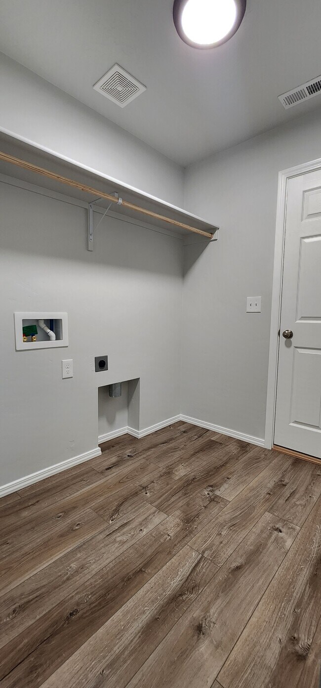 Building Photo - 409 Hildago Wy