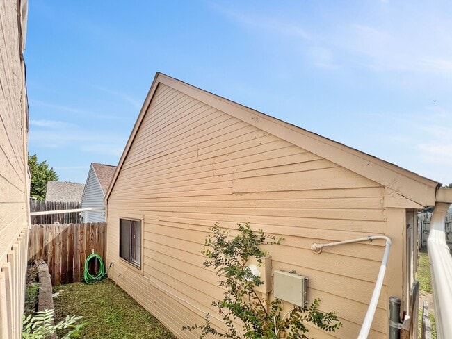 Building Photo - Charming 3-Bed, 2-Bath Home in Lewisville with Open Floor Plan & Fireplace