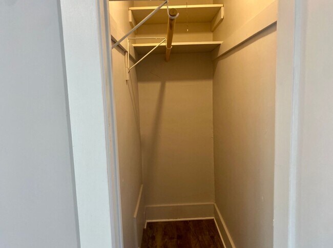 Building Photo - 2 Bed, 1 Bath Upstairs Unit in Heritage Hill – Private Entry & Prime Location