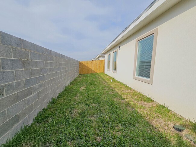 Building Photo - 1019 N Woodson Ave