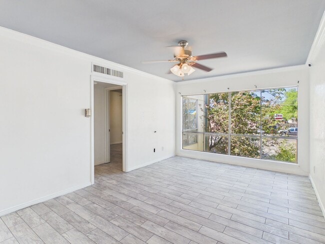 Building Photo - 1 bed/1 bath Condominium Ready for tenant!