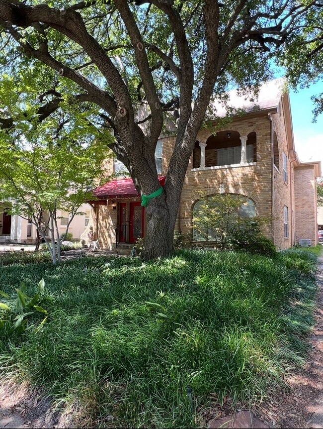 Building Photo - Charming 1930’s Highland Park Duplex
