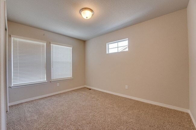 Building Photo - Stunning 3 Bedroom 2 Bathroom townhome in Fort Collins!