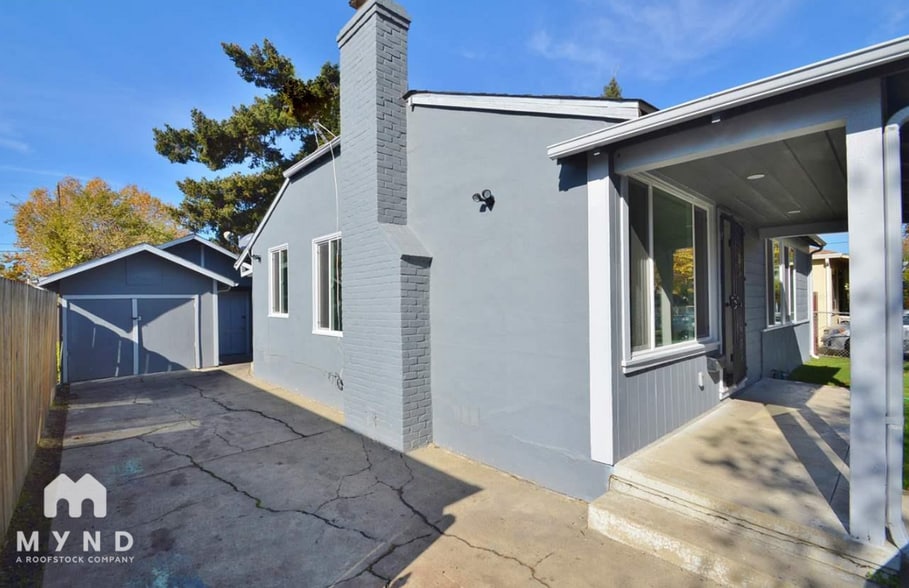 Building Photo - 579 El Paseo Dr