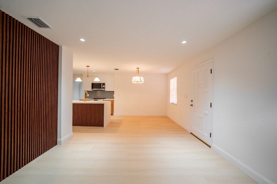 Building Photo - 1550 S Greenway Dr