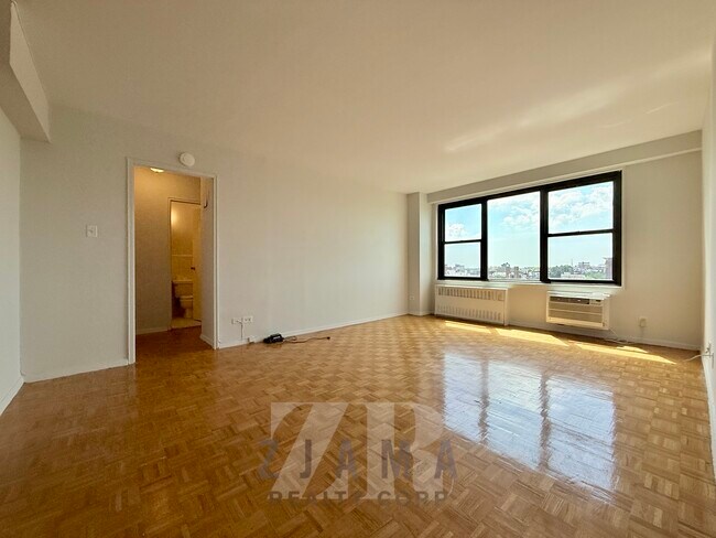 Interior Photo - 160 Parkside Ave