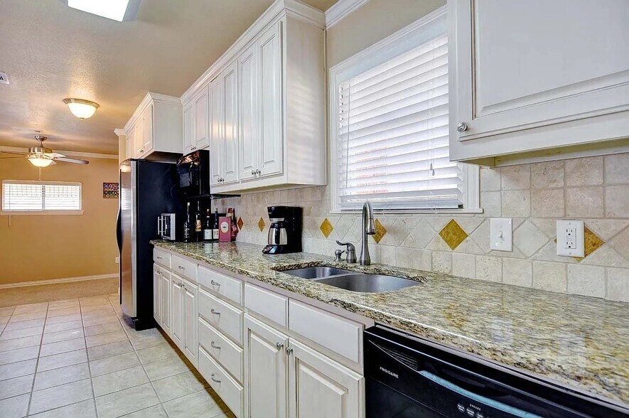 Building Photo - 3355 Bilglade Rd