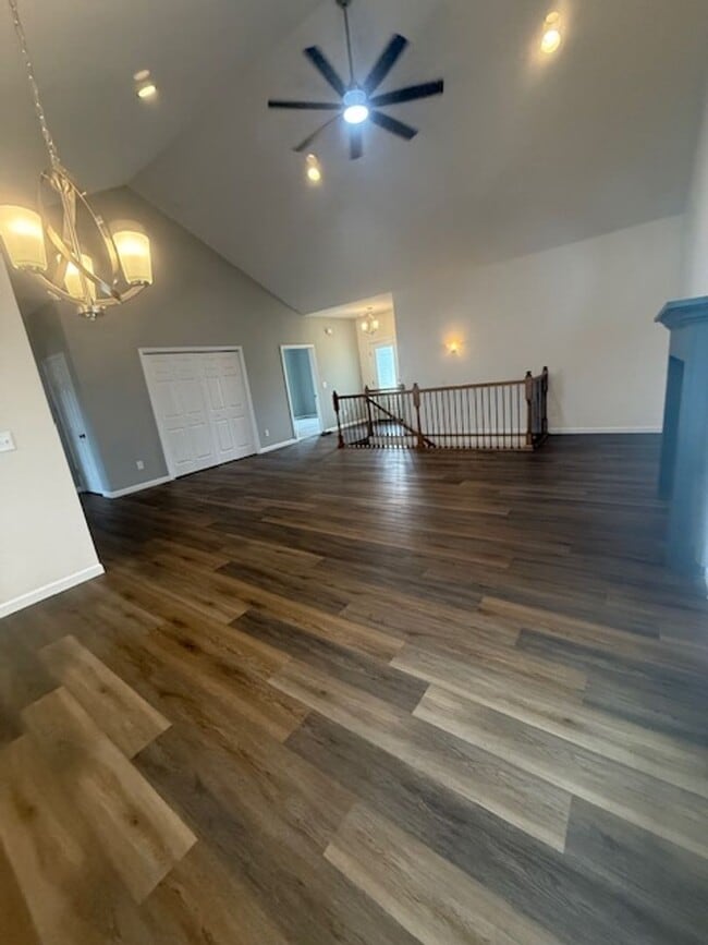 Building Photo - Charming 3-bedroom/2-bathroom single famil...