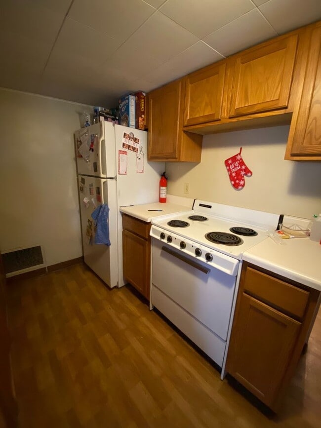 Building Photo - AVAILABLE MAY 2026 - Check out this 2 Bedroom Home w/ Garage in Duquesne Heights!