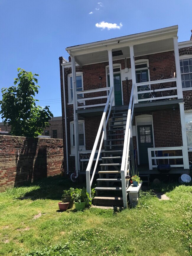 Building Photo - 2510 W Cary St
