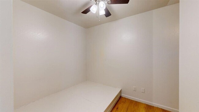 Building Photo - 725 Peppertree Dr
