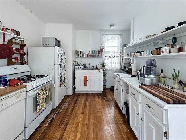 Building Photo - 57 Bartlett St