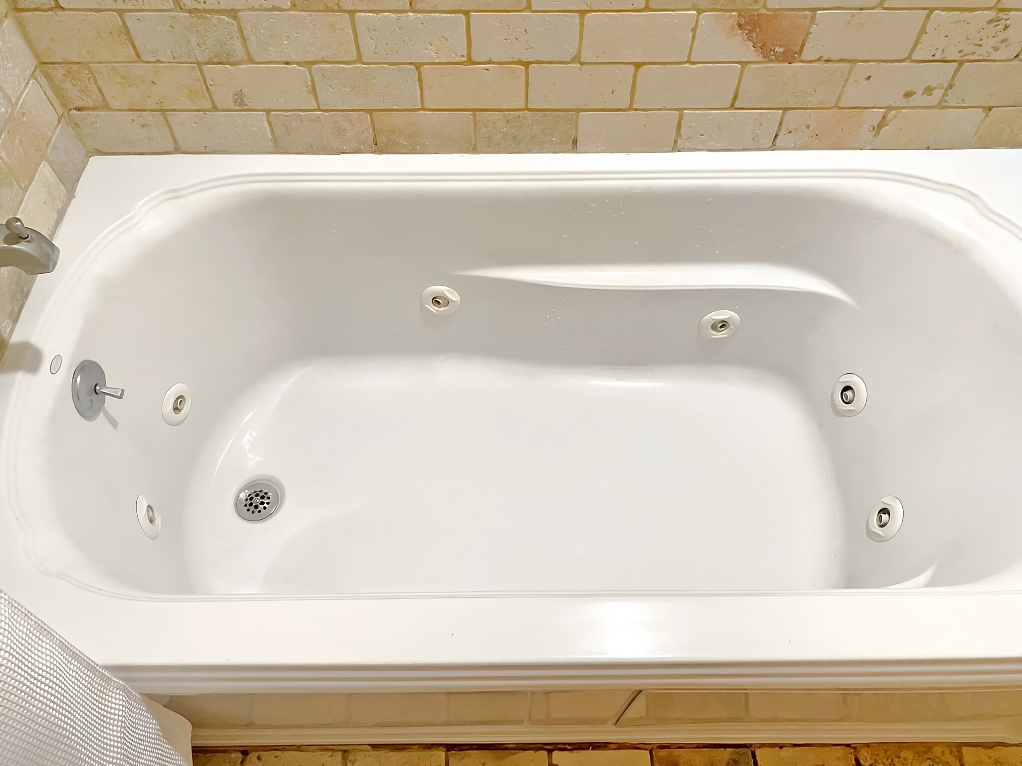 Jacuzzi bathtub. - 328 Garden St