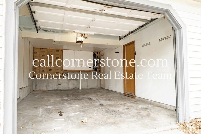 Building Photo - 2570 Clarendon Dr