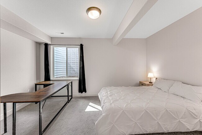 Building Photo - $4,795.00, 5 bed, 3.5 bath located in Denver.