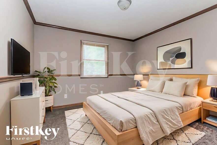 Building Photo - 2102 E Edgewood Ave