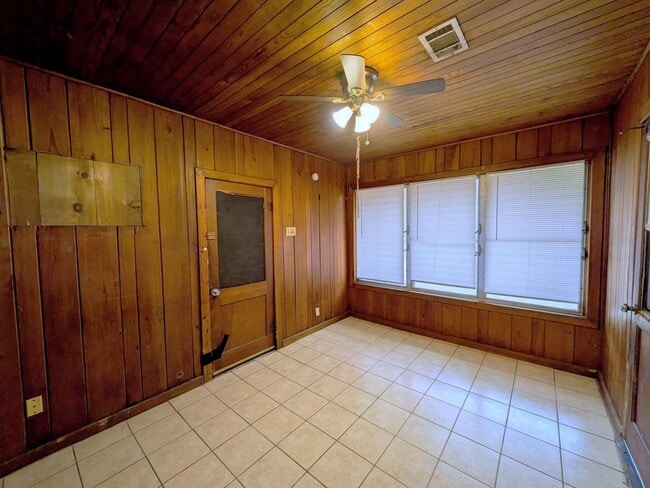 Building Photo - 302 Bridal Wreath Ave