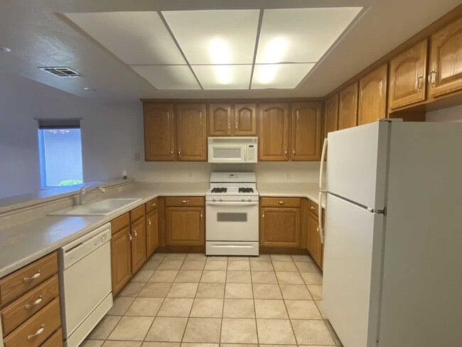 Building Photo - Charming Home Near Mathis Park