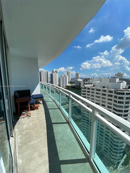 Building Photo - 950 Brickell Bay Dr