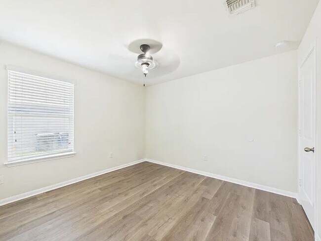 Building Photo - Spacious one-level home in Glenwood!