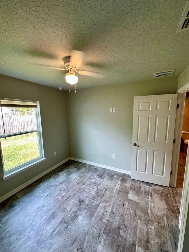 Building Photo - 2027-2029 Guava Dr