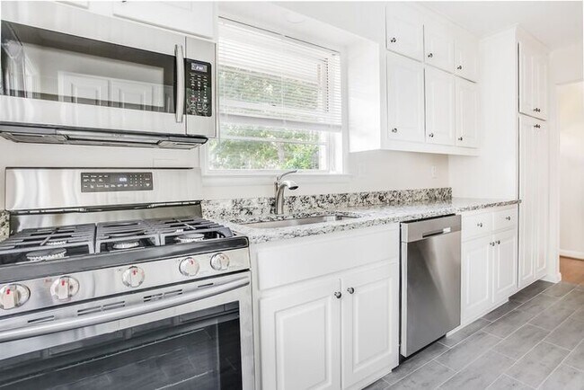 Building Photo - Druid Hills Hidden Gem! 4Bed-3 Bath, Hardwood Floors, Available NOW!