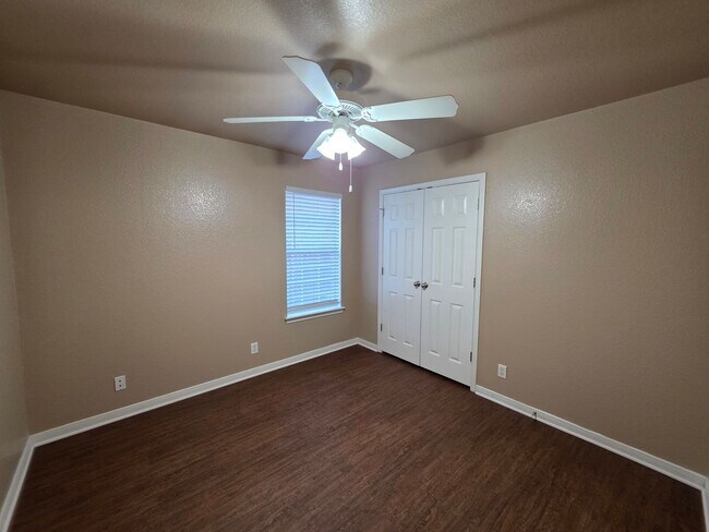 Building Photo - 3 Bedroom / 2 Bath Duplex – NEW FLOORING IN THE BEDROOMS