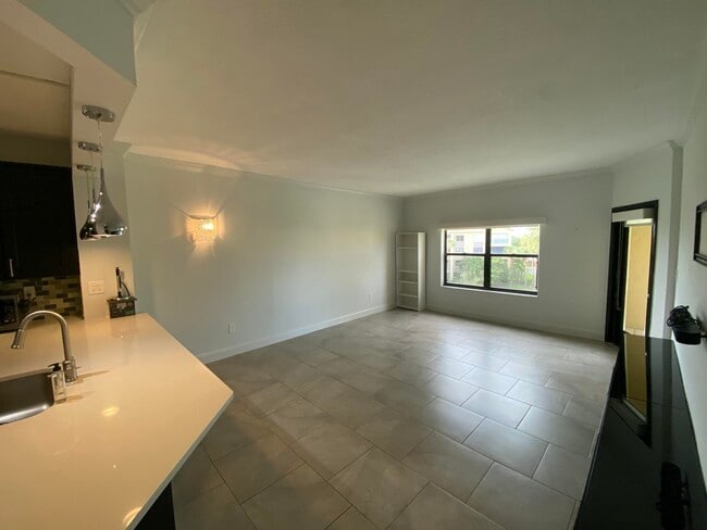 Building Photo - 400 Uno Lago Dr