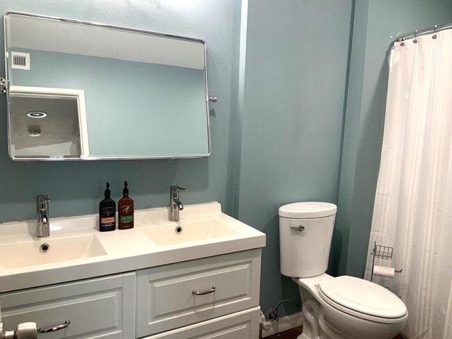 Building Photo - 955 E 3rd St