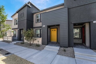 Building Photo - Stylish Townhome Living: Luxury and Comfort!
