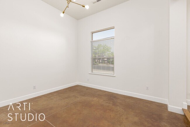 Building Photo - 4 Bedroom. 2/5 Bathroom Home in Meadow Val...