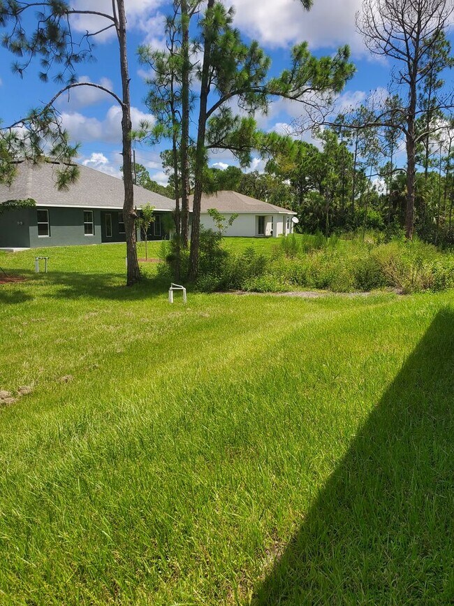 Building Photo - Great Location in Lehigh Acres, 3/2/1 in G...