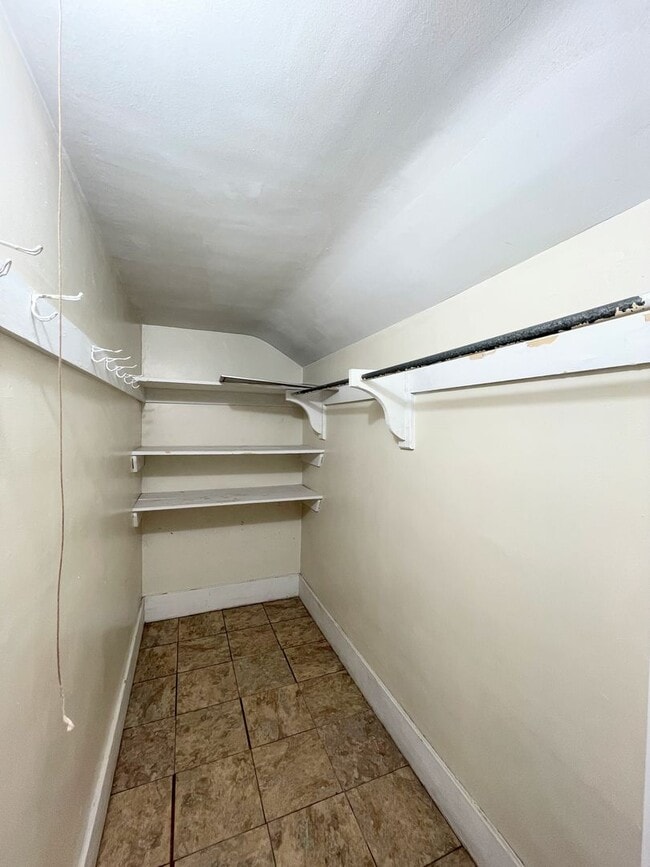 Building Photo - Large 4 bedroom home