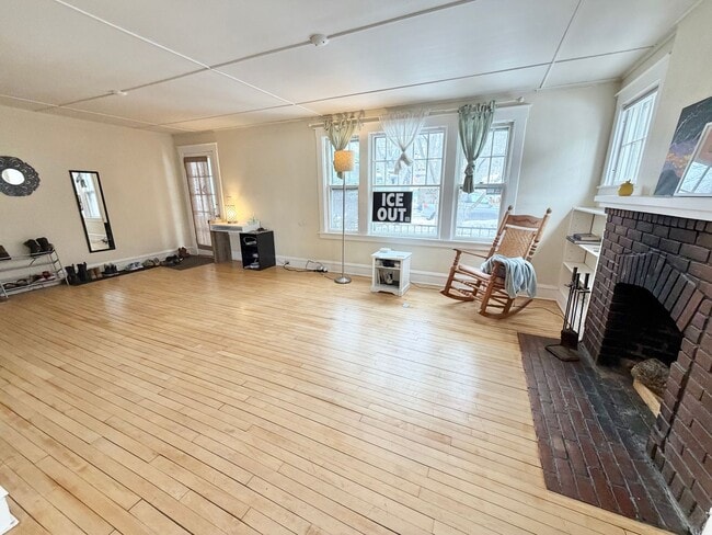 Building Photo - 3 Bedroom Apartment in Burlington VT Available NOW! OFF STREET PARKING, LAUNDRY, HEAT INCLUDED!