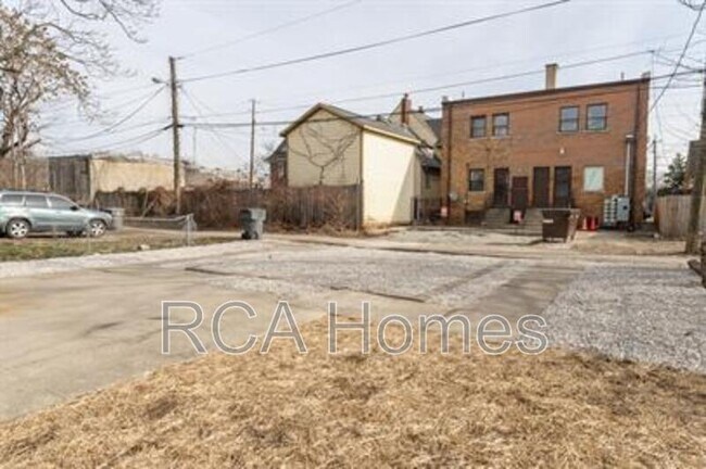 Building Photo - 2425 N Kenwood Ave