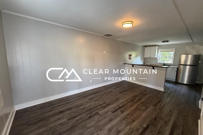 Building Photo - Renovated 2BR Apartment Near Downtown Greer