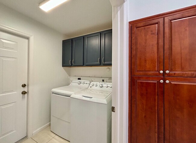 Building Photo - 13885 Sheffield St