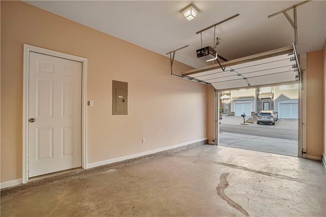 Building Photo - 1938 Dilcrest Dr