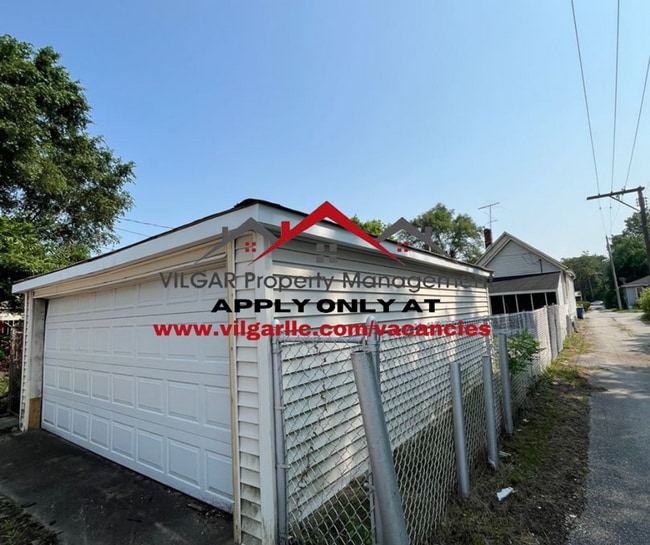 Building Photo - This spacious and stylish home offers comf...