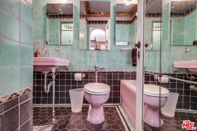 Building Photo - 642 S Bronson Ave