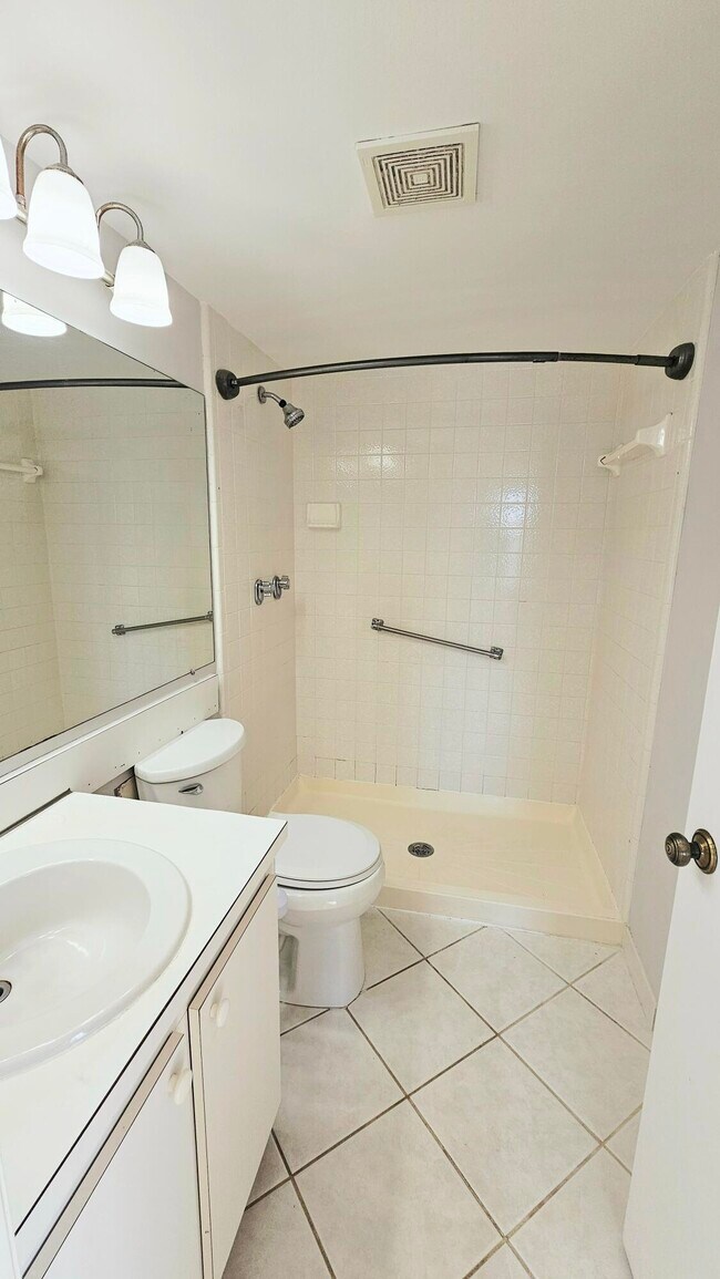 Building Photo - 1109 Green Pine Blvd