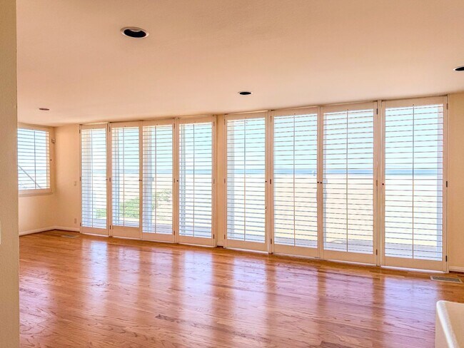 Building Photo - Stunning Oceanfront 3 Bed 3 Bed | Hollywoo...