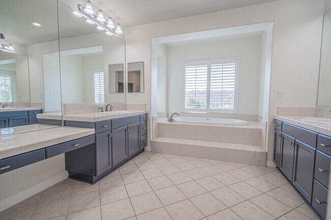 Building Photo - Spacious 4-Bedroom Pool Home in Saugus wit...