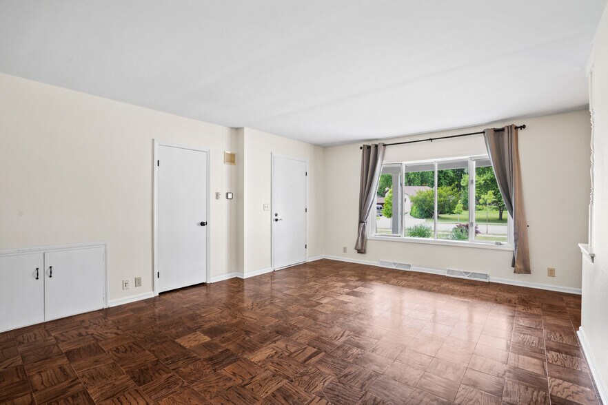 Building Photo - 853 Thackeray Trl