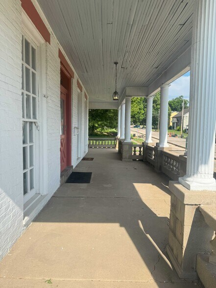 Large front porch - 328 W High St