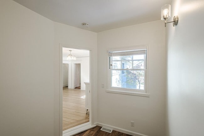 Building Photo - Charming Burlingame Home, 2 Bedroom / 1 Ba...