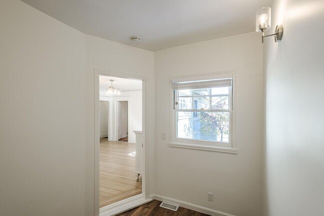 Building Photo - Charming Burlingame Home, 2 Bedroom / 1.5 ...
